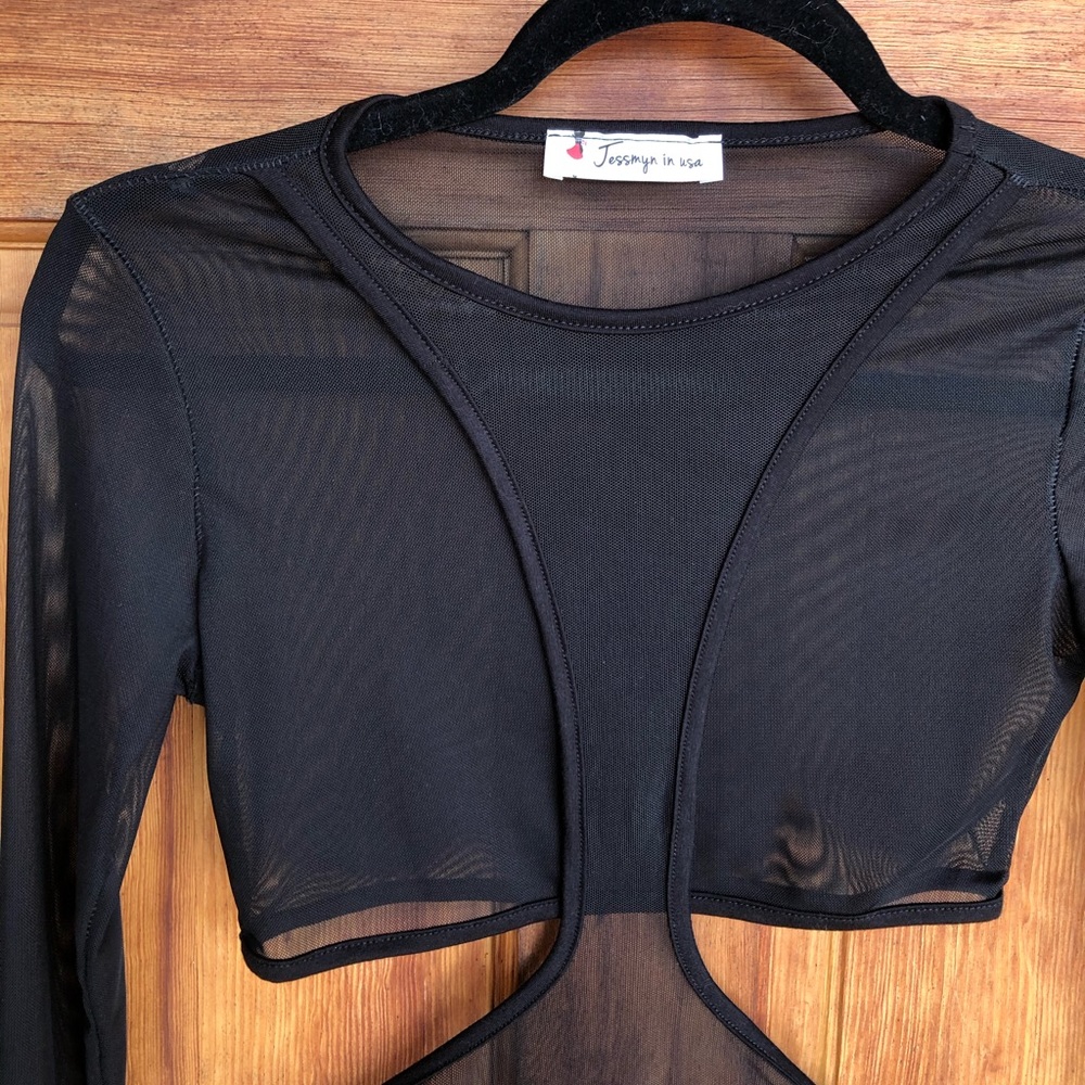 🌞 Black mesh crop top for going out